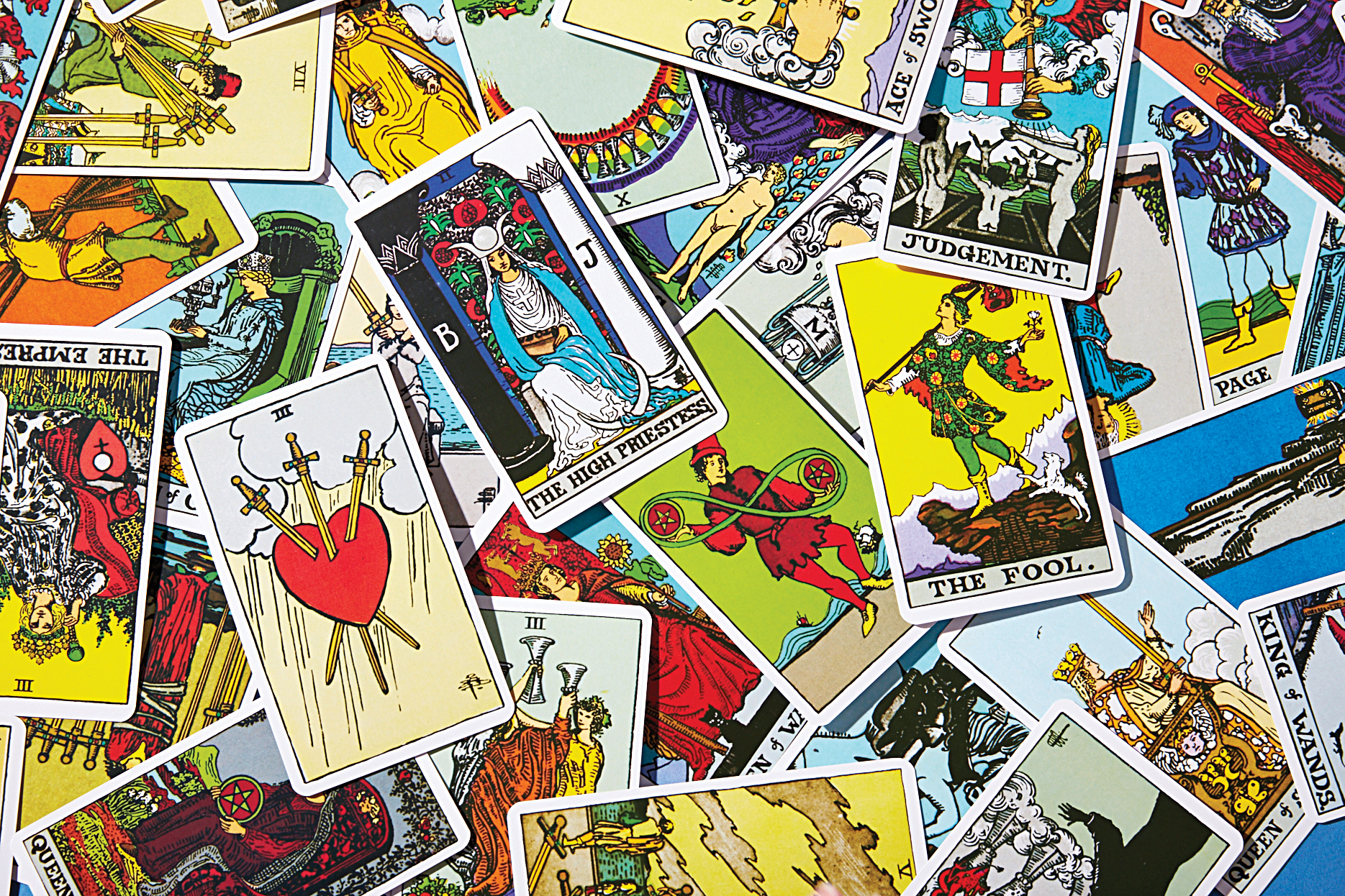 Mỗi lá bài Tarot mang một biểu tượng và hình ảnh độc đáo, thể hiện một ý nghĩa riêng.